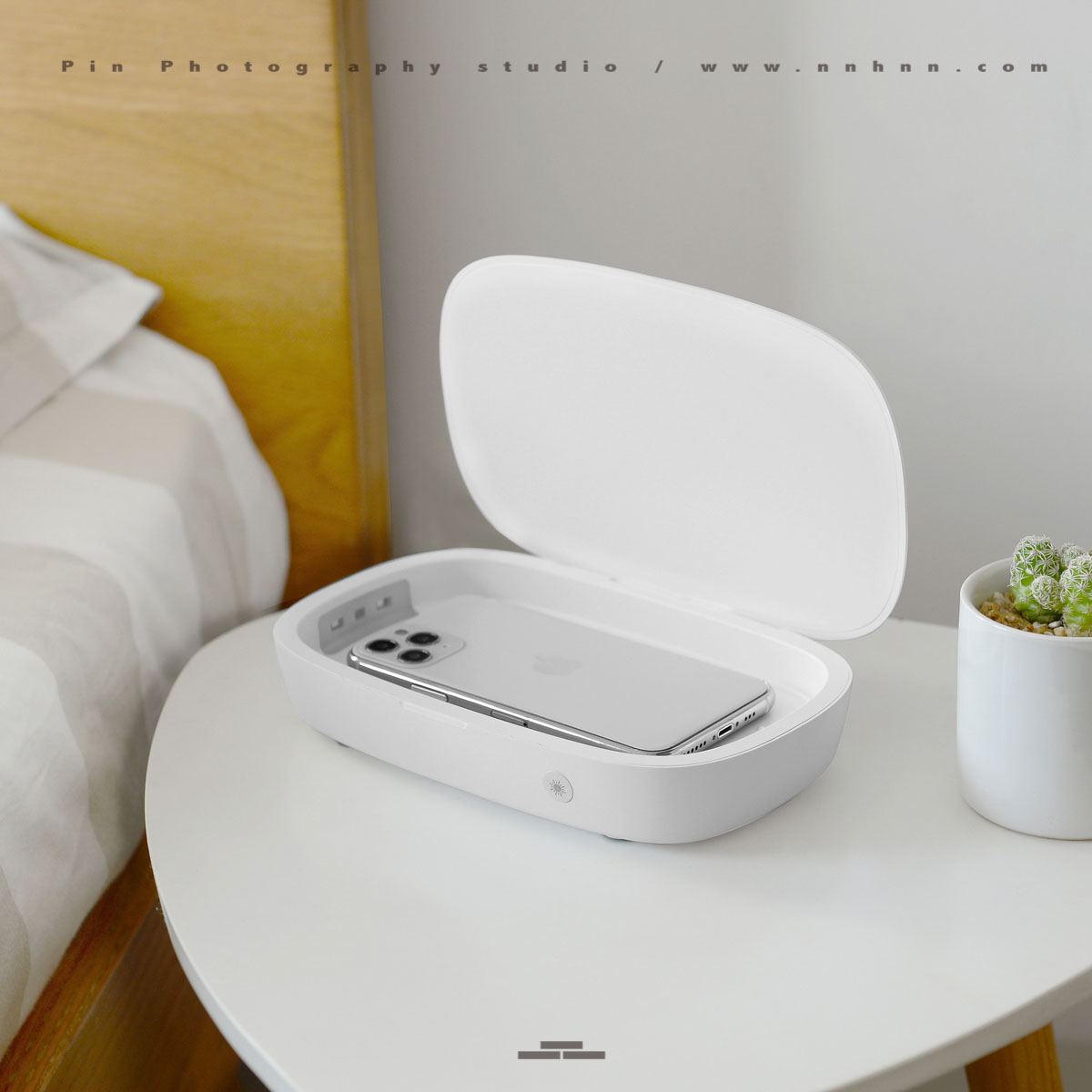 Amazon products in China Life style The disinfection box is at the head of the bed.